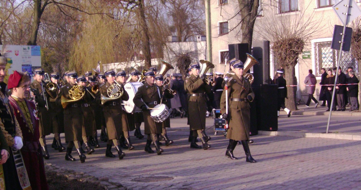 Kompania honorowa podczas uroczystości patriotycznej w Iłowie